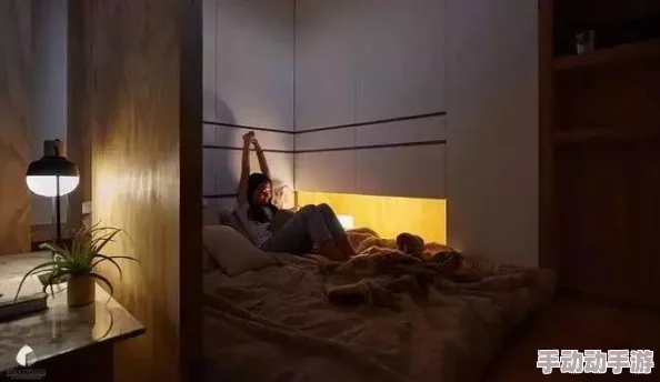 在跪爬伺候主人的俬密空间中，探索权力与服从交织的独特室内体验