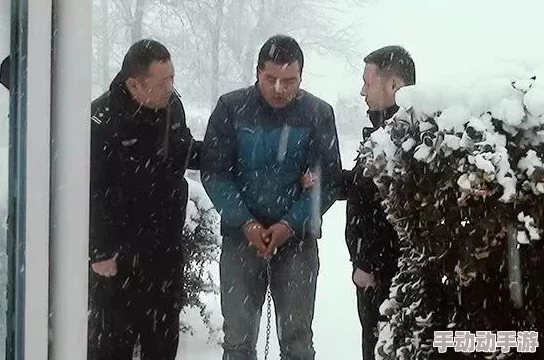 在野外被三个男人躁一夜男男惊爆！他意外发现自己竟然成为了他们的猎物，经历了一场无法想象的疯狂之夜！