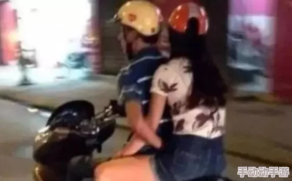 吃釢摸下面，真是让人感到无奈，这种行为太不成熟了，希望大家能理智对待