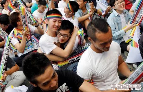 同姓恋互操：许多网友认为这是个人选择，应该被尊重，但也有人担心社会接受度和家庭观念的冲突