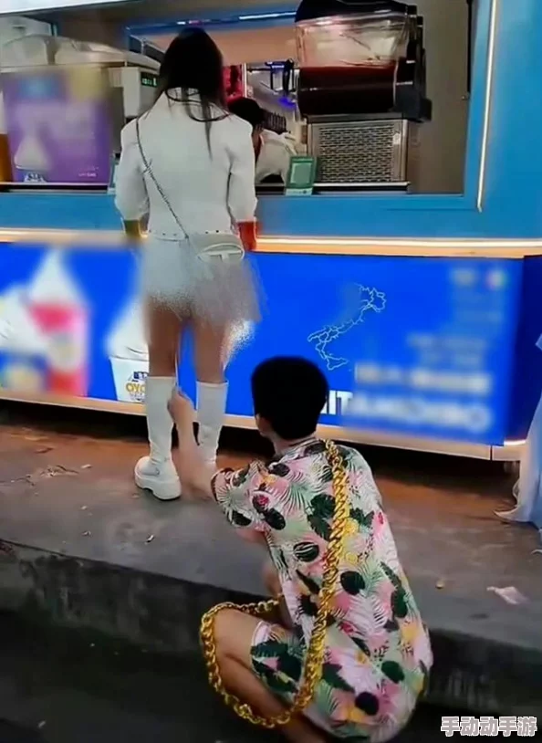 女人扒开屁股让男人捅引发热议网友纷纷评论这背后的故事究竟是什么让人忍不住想要一探究竟