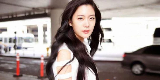 亚洲曝乳无马一区二区三区在追求美的过程中，我们要关注健康与自信，展现真实的自我，拥抱多样性与积极向上的生活态度