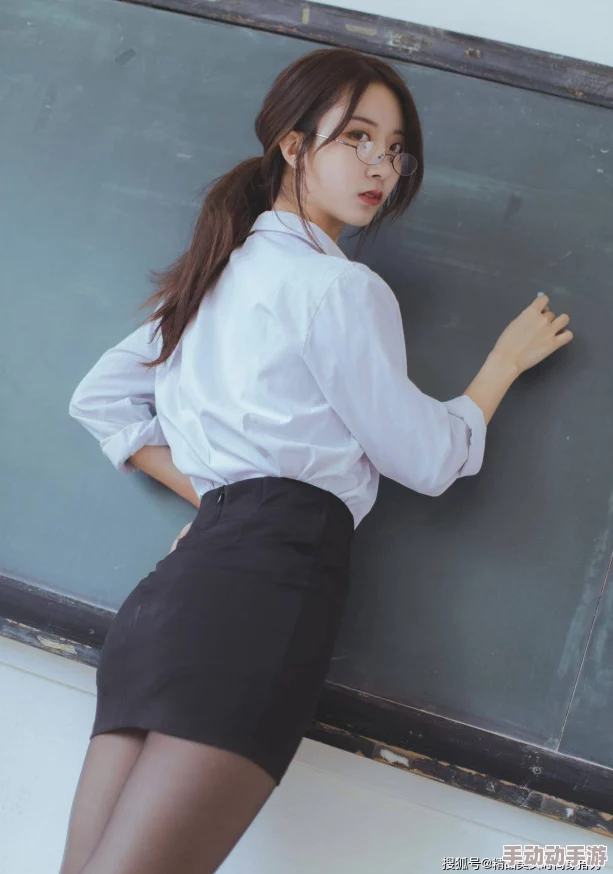 极品丝袜老师h系列第六章 这部作品情节紧凑，角色塑造鲜明，尤其是丝袜老师的形象令人难忘，非常值得一读！