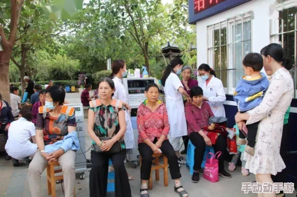 女医生一极髦片积极参与社区健康教育活动，为居民提供专业医疗指导