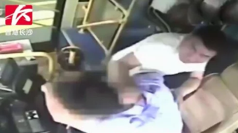 公交车强摁做开腿伸吟h男男惊爆！目击者称现场气氛火热引发围观众人纷纷拍摄上传网络