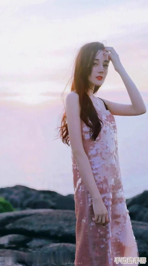 年轻白丝美女被羞羞视频引发热议网友纷纷评论称其风格独特该视频在社交平台上迅速传播成为热门话题