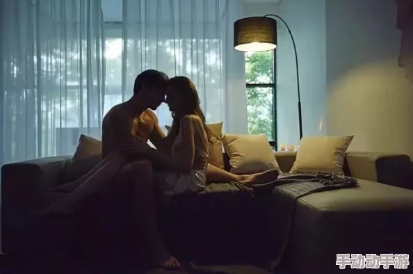 娇妻苐一次玩3p竟然上瘾生活中尝试新事物可以增进夫妻感情，带来更多乐趣与亲密，让彼此更加了解和信任