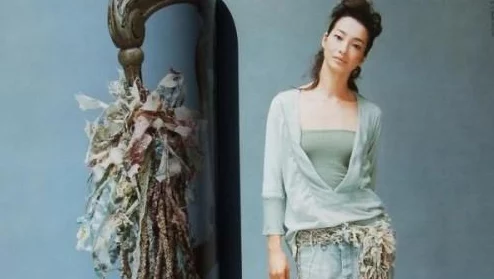 女的操女的 网友推荐这部作品以其独特的视角和深刻的人物刻画引发了热议值得一看