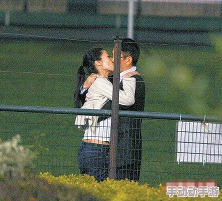 男女亲吻网友纷纷表示这种亲密行为展现了爱情的美好，许多人认为这是增进感情的重要方式，也有人提到文化差异带来的不同看法