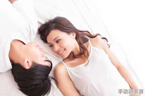 两个女人互慰吃釢摸下面漫画 这部漫画大胆而直白地探讨了女性之间的亲密关系，画风细腻，情感真挚，引发了不少讨论