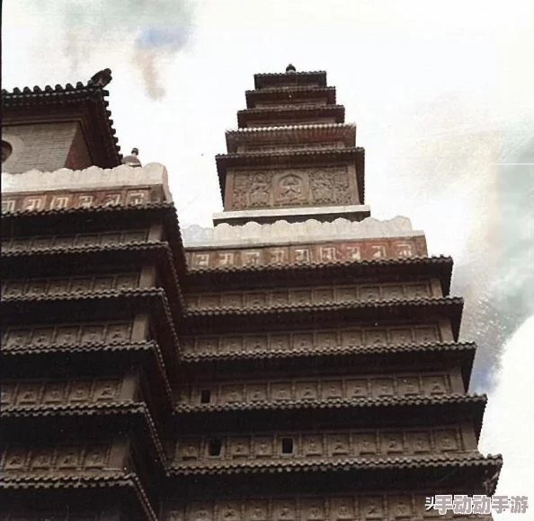 醉玲珑正式定档7月13日登陆东方卫视周播剧场，鎏金版海报惊艳曝光引期待