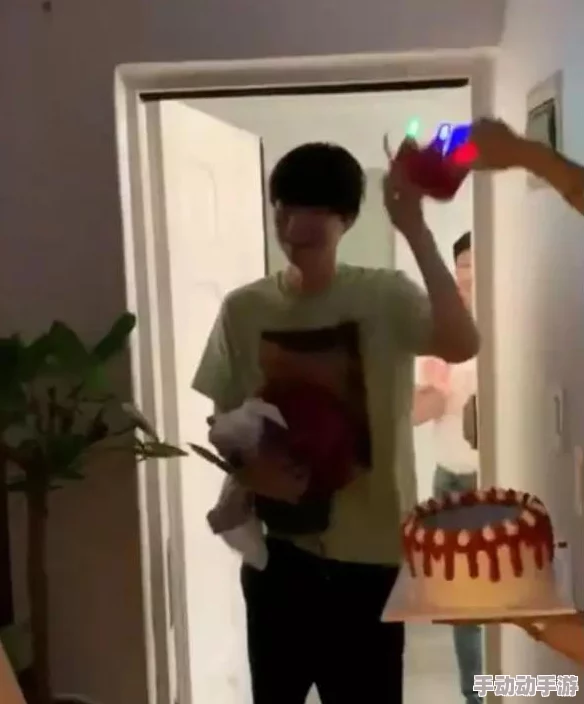 美女露出胸让男生摸个遍这是一种大胆的社交互动方式