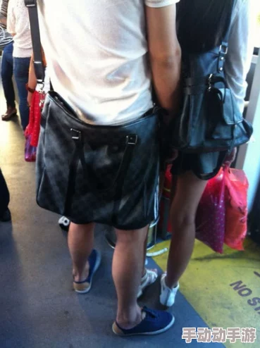 公车上拨开她湿润的内裤这是一个充满情色暗示的标题描述了一个在公共场合进行私密行为的情景