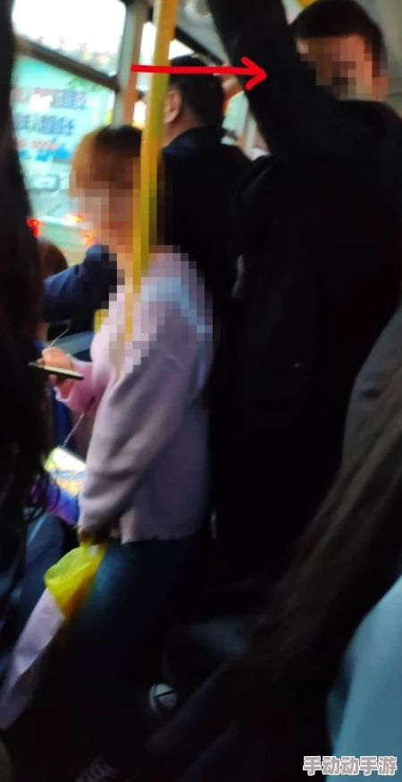 公车上拨开她湿润的内裤这是一个充满情色暗示的标题描述了一个在公共场合进行私密行为的情景