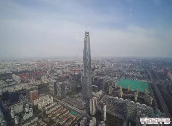 高楼落地玻璃窗PLAY指的是在高层建筑的玻璃幕墙上进行冒险活动