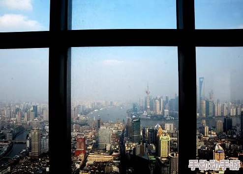 高楼落地玻璃窗PLAY指的是在高层建筑的玻璃幕墙上进行冒险活动