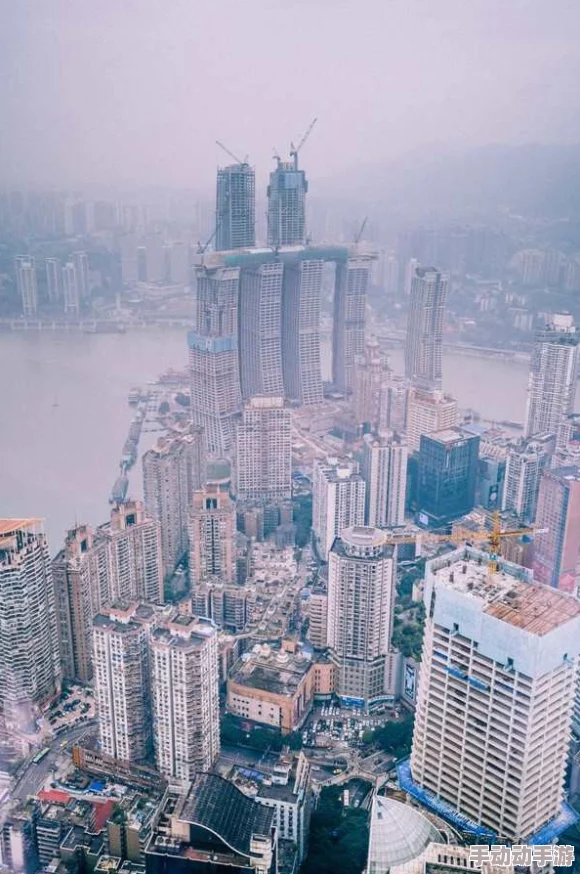 高楼落地玻璃窗PLAY指的是在高层建筑的玻璃幕墙上进行冒险活动