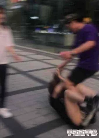 泳裤太紧泄春光女游客不慎走光引发关注