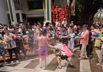 泳裤太紧泄春光女游客不慎走光引发关注