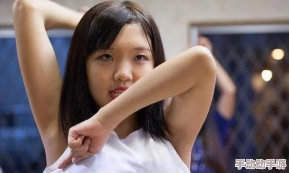 美女扒开粉嫩尿口的照片展示女性身体的自然形态，体现了对美的独特解读