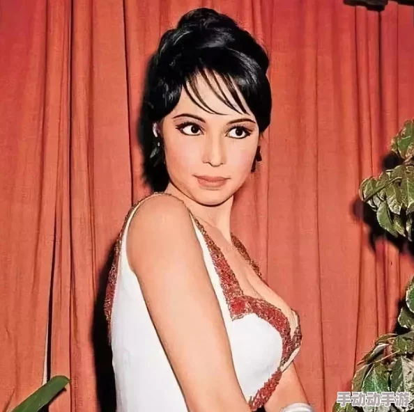 美女被男人撕开奶罩揉出来的画面在影视作品中常见但现实中需注意隐私和尊重