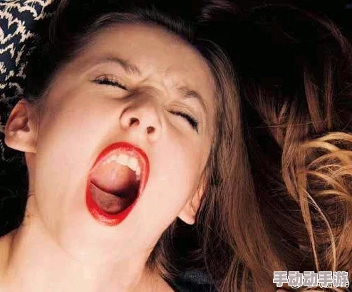 男人扒开女人下面狂躁叫床凤起