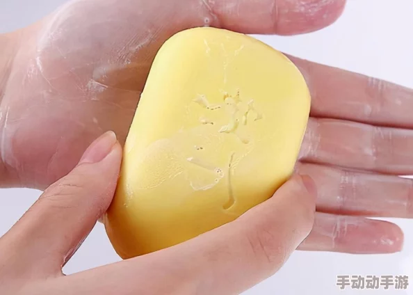 四个校花洗澡被17个农民工围观事件引发社会关注讨论网络安全与隐私保护问题