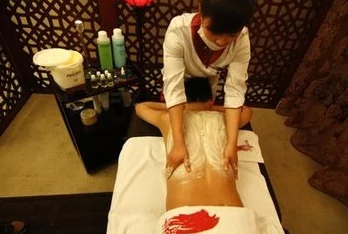 日本三级按摩片是一种以情色内容为主的影视作品，常涉及按摩场景及相关服务的展示