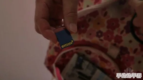 男女边吃奶边做爽动态爽此标题描述了一种情色内容，展示了性行为中的特定动作和感受