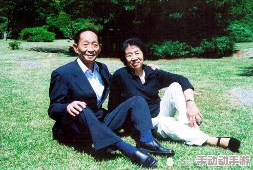 老妇与子交厨房棱镜
