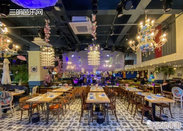 酒帘村里新开了一家特色小酒馆，吸引了不少游客前来品尝美酒和风味小吃