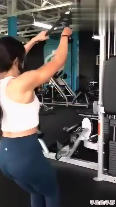 美女把腿张开给男人桶新鲜事是她在健身房练习瑜伽动作