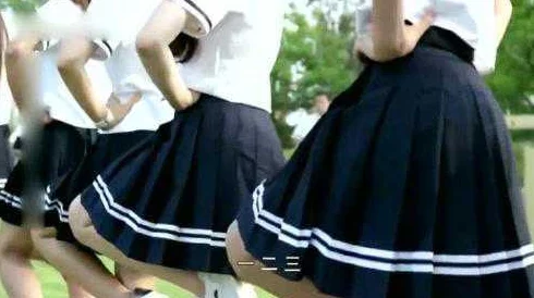 老师撩起裙子让我捅，原来是校园戏剧排练的意外插曲
