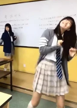 老师撩起裙子让我捅，原来是校园戏剧排练的意外插曲