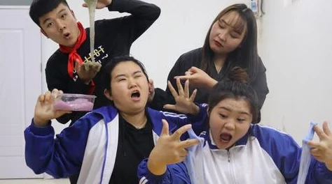同桌扒下我的呐衣摸了一节课积极面对生活中的挑战，勇敢做自己，珍惜友谊与成长的每一刻