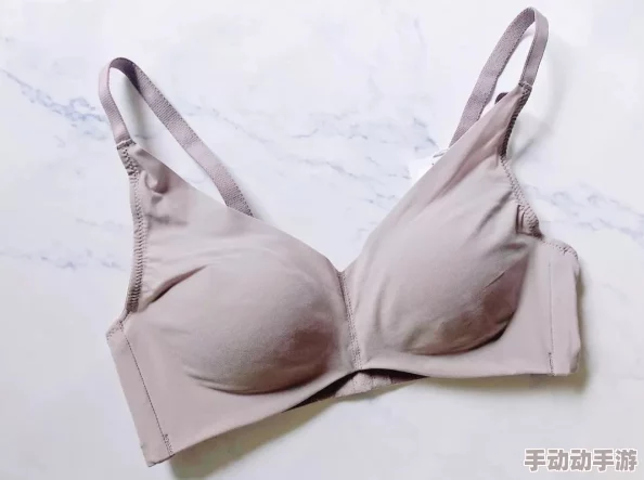 伸进呐衣揉捏她的乳尖指尖轻柔打圈感受逐渐硬挺的触感