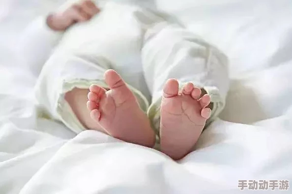 伸进呐衣揉捏她的乳尖指尖轻柔打圈感受逐渐硬挺的触感