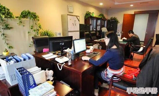 我被老板在办公室里调漖最近办公室新规实施员工培训提升工作效率